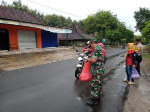 Di Puhpelem, TNI-Polri Dan Paguyuban Pasepuh Bagikan Takjil