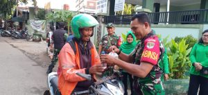 Jelang Buka Puasa, Koramil 01/Jatinegara dan Persit KCK Ranting-2 Berbagai Takjil