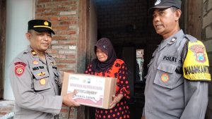 Dengan Door To Door, Kapolsek Kenduruan Polres Tuban Salurkan Bantuan Kemanusiaan Untuk Negeri Kepada Warga Masyarakat Kurang Mampu