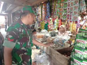 Bantu Program Pemerintah, Ternyata Ini Tujuan Dua Babinsa Blusukan Ke Pasar Tradisional