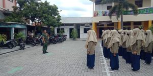 Tanamkan Kedisiplinan Dan Kebersamaan, Babinsa Kelurahan Banjarsari Latihkan PBB Pada Siswa Siswi SMP