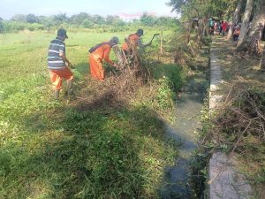 Bulan Puasa Tak Menyurutkan Semangat Babinsa Sumber Dalam Pelaksanaan Kerja Bakti Bersama Warga