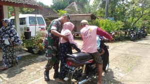 Melihat Lansia Yang Kesusahan, Babinsa Beji Dengan Sigap Berikan Pertolongan