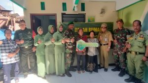 Terharu..!! Aris Munandar Terima Hasil Renovasi RTLH Dari Danramil 05/Pasarkliwon