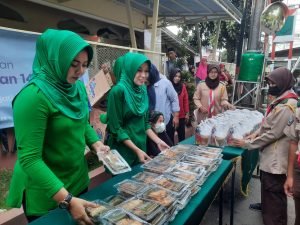 Danramil 05/Kramatjati, Makassar Bersama Persit KCK Ranting-6 Bagikan Takjil