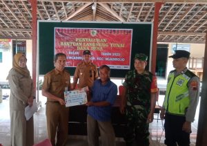 Warga Terima Bantuan, Babinsa Koramil Ngadirojo Aktif Berikan Pendampingan Penyaluran BLT-DD,