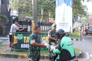 Korem 051/Wkt, Berbagi Takjil Buka Puasa di Jalan Niaga Raya Kav 1 Jababeka Cikarang