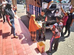 Babinsa Koramil 04/Jebres Kawal Pembagian Beras Kepada Warga