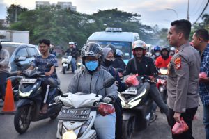 Momentum Bulan Suci Ramadhan 1444H, Polsek Cengkareng Berbagi Takjil ke Masyarakat dan Pengendara