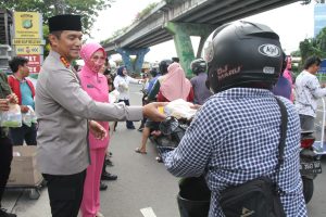 Kapolres Metro Jakarta Barat Didampingi Ketua Bhayangkari Berbagi 1000 Paket Takjil di Halaman Mako