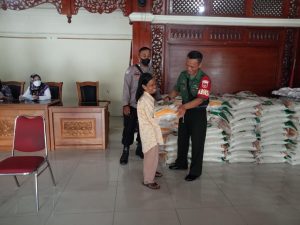 Duet Babinsa Kepatihan Wetan Bersama Bhabinkamtibmas Dalam Pendistribusian Bantuan Beras di Wilayah Binaan