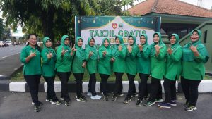 Jelang Berbuka Puasa, Persit KCK Cabang L Kodim 0735/Surakarta Bagikan Takjil Kepengguna Jalan