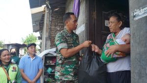 Ramadhan Penuh Berkah, Kodim 0735/Surakarta Bersama Komunitas PSC Bagikan Paket Sembako Kepada Masyarakat Kurang Mampu