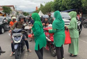 Jelang Buka Puasa, Dandim Wonogiri Pimpin Langsung Pembagian Takjil