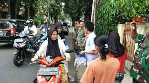 Giat Sosial Berbagi Terhadap Sesama, Koramil 07/Cipayung Bagikan Takjil