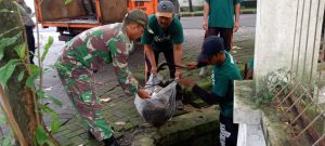 Sabtu Bersih, Babinsa Nusukan Bersama Bhabinkamtibmas Dan Linmas Laksanakan Kerja Bakti