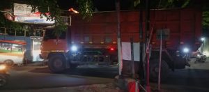 Ribettt..!! 4 Unit Truk Tronton Besar Masuk ke Jalan Lingkungan Warga