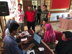 Babinsa Koramil 10/Wuryantoro Berikan Pendampingan Penyaluran Bansos Sembako Warga Binaan
