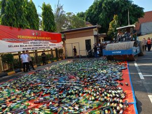Personel Gabungan Musnahkan Ribuan Botol Miras di Mapolrestro Jakut