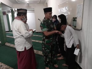 Danramil 02/Matraman Berikan Santunan Anak Yatim di Masjid Jami Baiturahmah