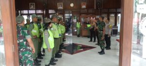 Tingkatkan Disiplin Linmas, Babinsa Bersama Tiga Pilar Kelurahan Nusukan Latihkan PBB