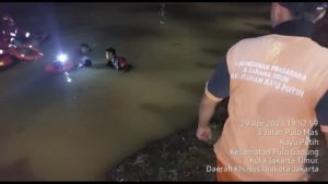 Aksi Heroik Babinsa Serda Ipong Evakuasi Anak Tenggelam Di Saluran Air Jalan Pulomas Raya