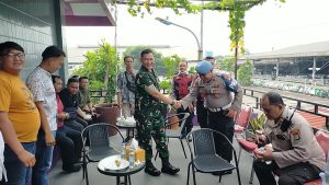 Tingkatkan Sinergitas, Danramil 06/Cakung Bersama Babinsa Halal Bihalal ke Polsek Cakung