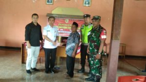 Bersama Bhabinkamtibmas, Babinsa Kerjo Kidul Berikan Pendampingan Penyaluran BLT-DD