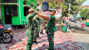 Tingkatkan Kedisiplinan, Babinsa Kelurahan Setabelan Genjot Linmas Dengan Pelatihan PBB