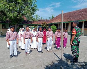 Babinsa Sumberejo Berikan Pelatihan PBB Kepada Pelajar