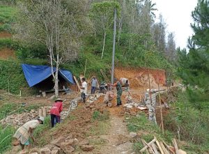 Babinsa Purwoharjo Gotong-Royong Bangun Jembatan Hubungkan Jalan Antar Provinsi
