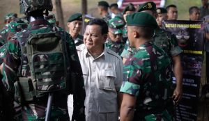 Kasad Dampingi Menhan Tinjau Kesiapan Operasi Yonif 330/Tri Darma