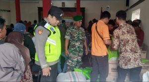 Babinsa Karangtengah Dampingi Penyaluran Bantuan Pangan Bagi Warga Dari Lima Desa