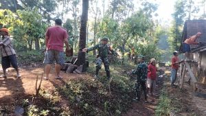 Mantapkan Kemanunggalan TNI-Rakyat, Koramil 17/Sidoharjo Gotong-Royong Bersama Warga Bantu Rehab RTLH