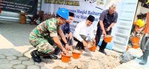 Danramil 02/Matraman Prakarsai Giat Peletakan Batu Pertama Pembangunan Masjid Baiturrahim