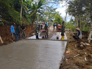 Meski Hari Libur, Tak Kendorkan Semangat Anggota TNI Dan Warga Golo Selesaikan Program TMMD