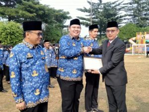 PLT Camat Tambora Agus S, di Harkitnas Serahkan Piala dan Sertifikat