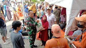 Babinsa Koramil 01/Jatinegara Salurkan Bantuan Pangan Beras ke Warga CBU