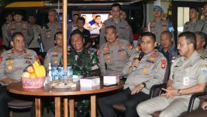 Kapolres Bersama Dandim 0505/JT Dampingi Kapolda Metro dan Danrem 051/Wkt Giat Rembug bersama Warga Gang Mayong