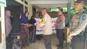 Jumat Berkah, Polsek Tanjung Priok Polres Metro Jakarta Utara Membagikan Nasi Bungkus Kepada Kaum Duafa