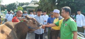 Hikmah Rela Berkorban, Dandim 0505/JT Serahkan Hewan Qurban