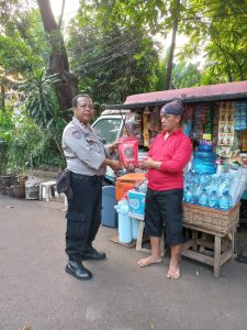 Polsek Metro Kebayoran Baru Perduli di Hari Idhul Adha Berikan 433 Daging Siap Saji Untuk Warga