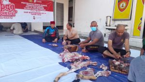 Polsek Pondok Aren Salurkan Daging Qurban Dalam Rangka Hut Bhayangkara Ke-77