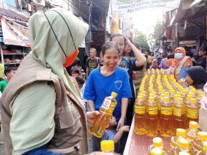 Bantu Warga,Anggota DPRD DKI Jakarta Fraksi PKS Gelar Bazar Minyak Goreng Murah dan Pelayanan Kesehatan Gratis