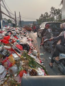Warga Mengeluh Sampah Menumpuk Timbulkan Bau Busuk dan Kemacetan Jalan