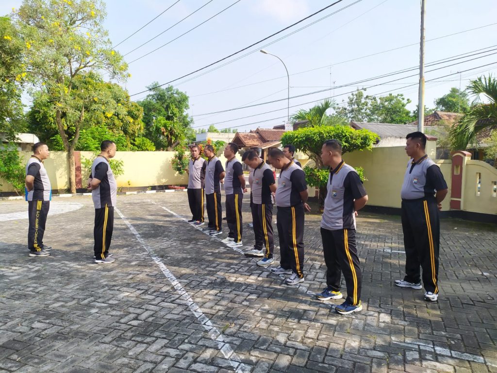 Jum’at Sehat, Kapolsek Kenduruan Polres Tuban Gelar Olahraga Bersama Anggotanya