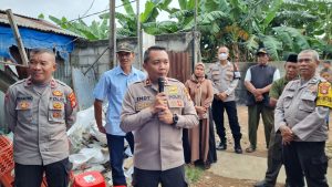 Menyambut HUT Bhayangkara ke-77 tahun 2023 Polsek Pondok Aren Mendistribusikan Sembako di Lapak Pemulung
