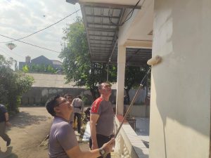 Wujud Polri Peduli Sambut Hari Bhayangkara ke-77 Polsek Pamulang Kerja Bakti di Mushola Al-Hikmah
