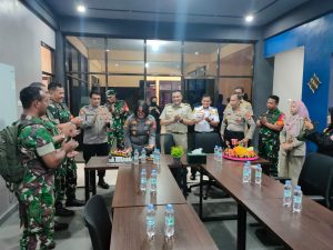 Danramil 07/Cipayung Bersama Babinsa Berikan Ucapan Selamat Hari Bhayangkara ke 77 di Polsek Cipayung