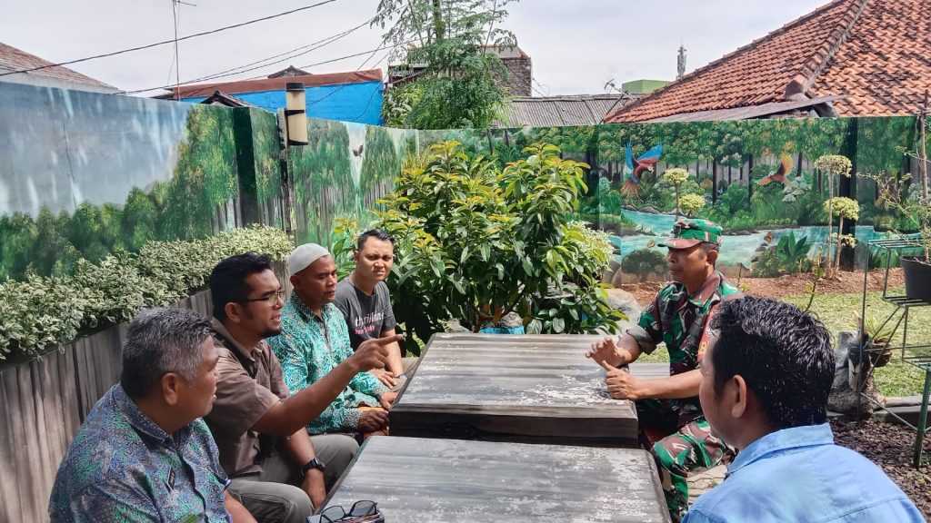 Jalin Silaturahmi, Babinsa Komsos Dengan Perangkat RT/RW dan Lurah Pulogebang